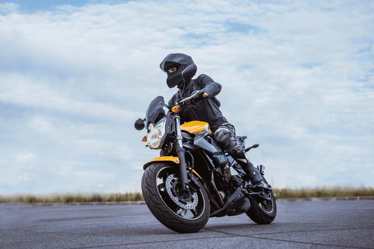 Motociclista pilotando sua moto          
