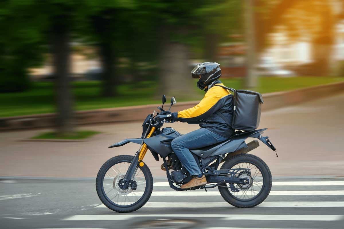 Motociclista realizando entregas           