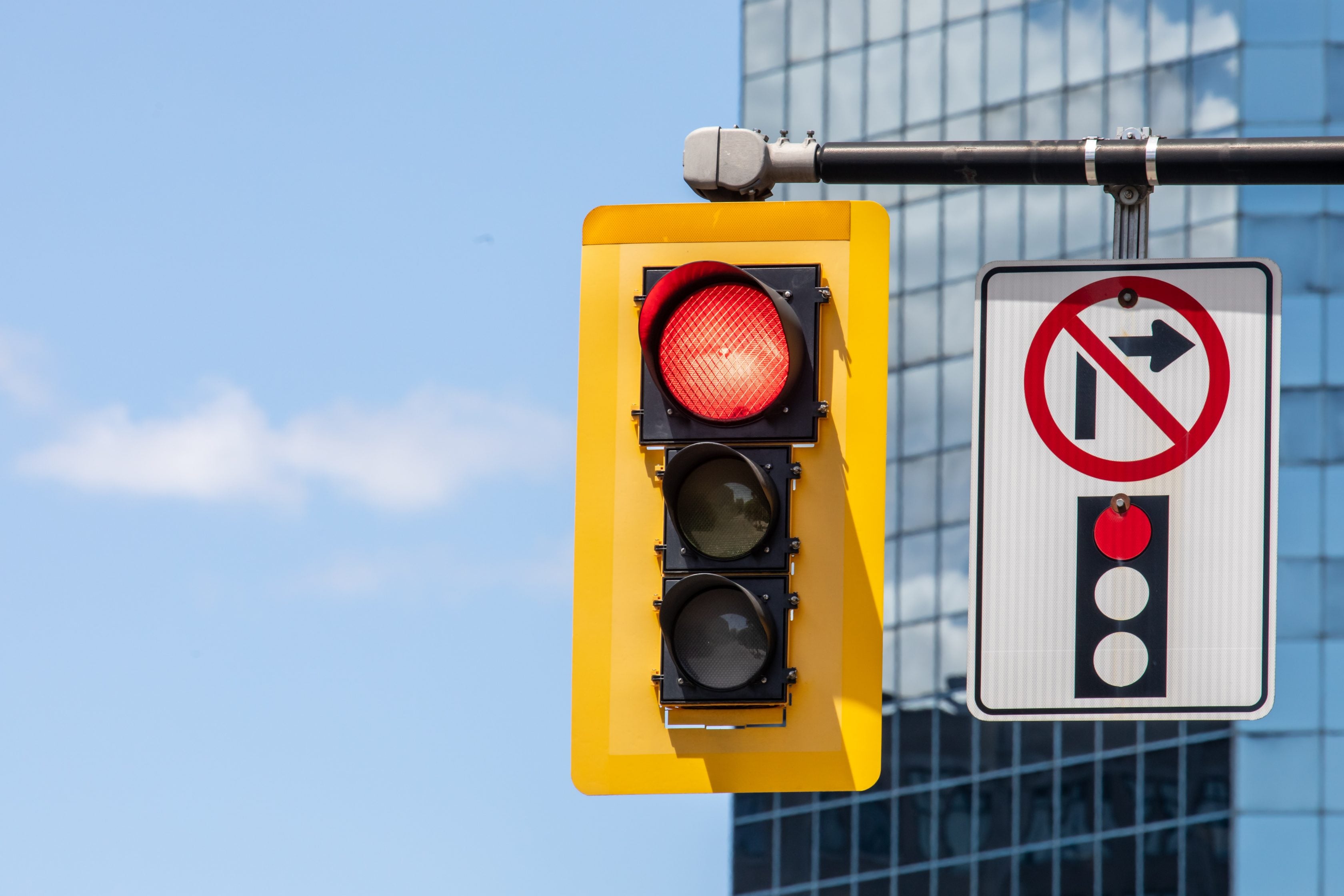 Semáforo com a luz vermelha acesa        