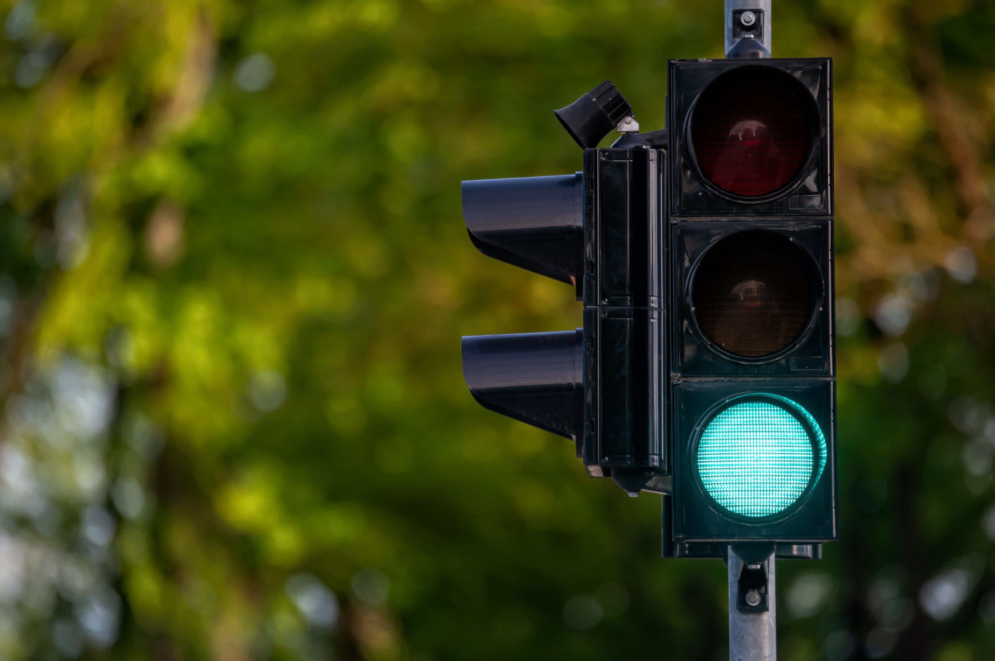 Semáforo com a luz verde acesa        