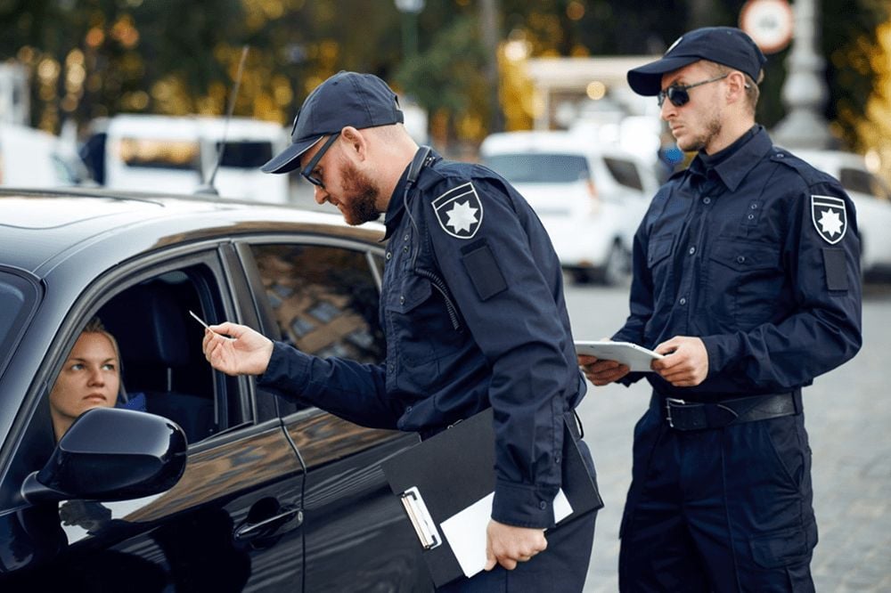 Policiais realizando uma fiscalização para verificar validade das habilitações     