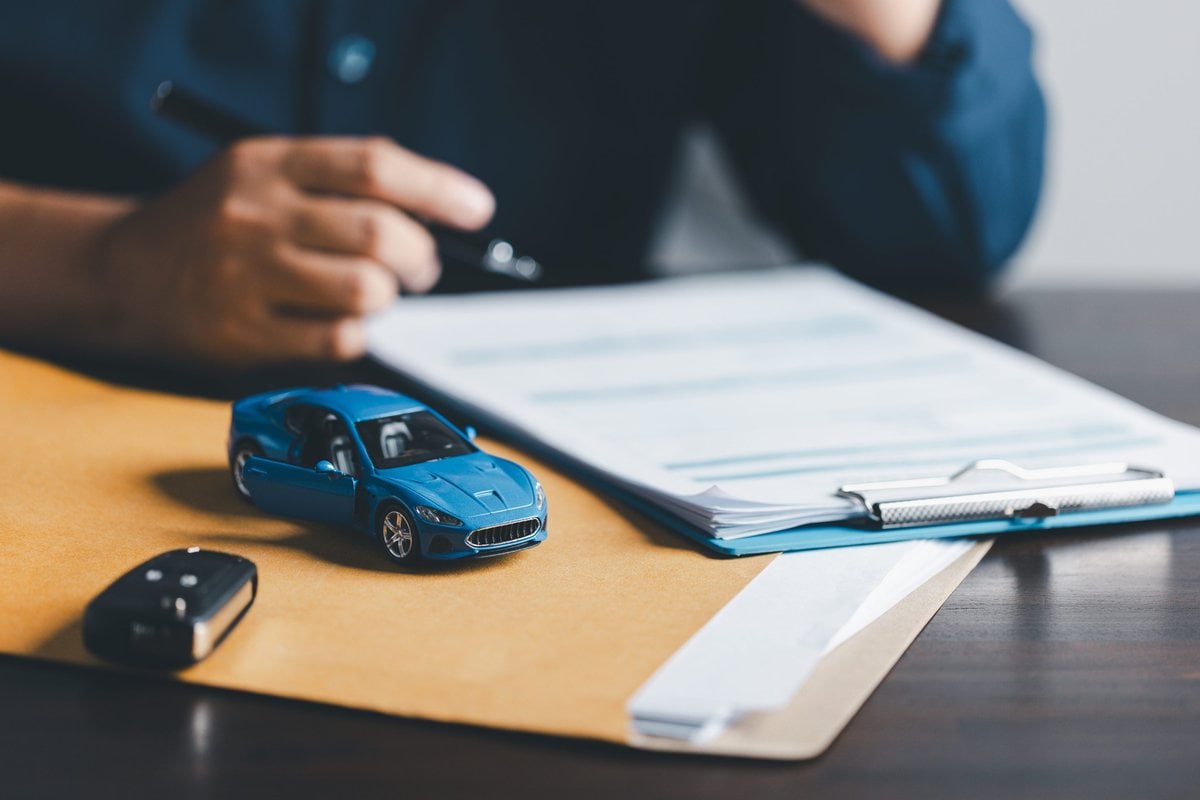 Homem fazendo a leitura de um contrato de seguro Auto Allianz   