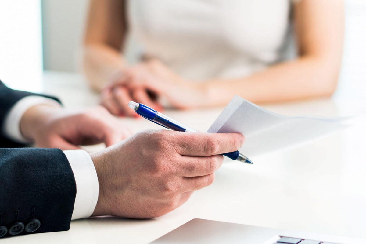 Corretor da Allianz realizando cotação de seguro para uma mulher    