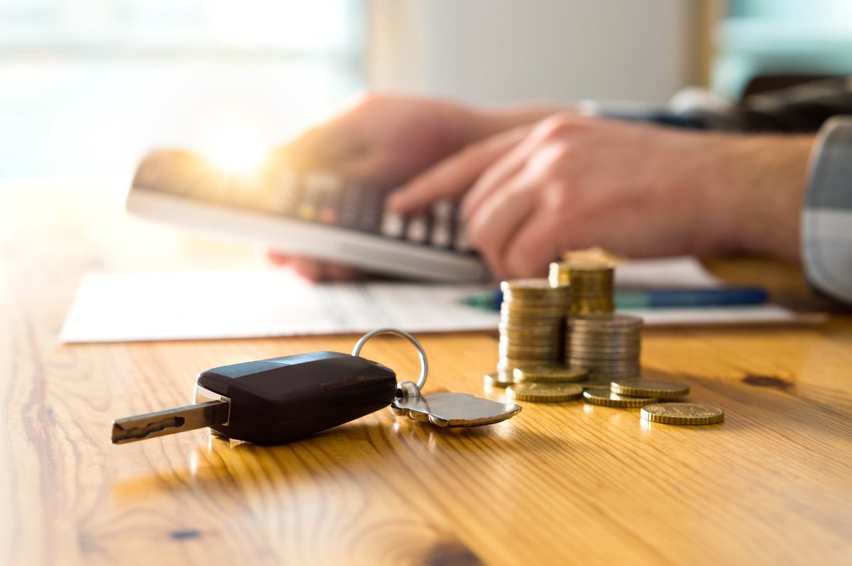 Homem fazendo a leitura de um contrato de seguro Auto Allianz   