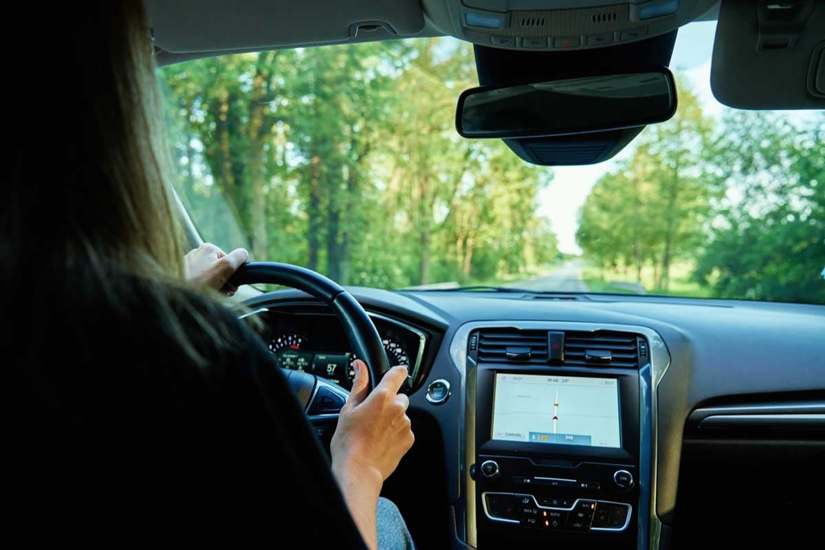Motorista dirigindo seu carro          