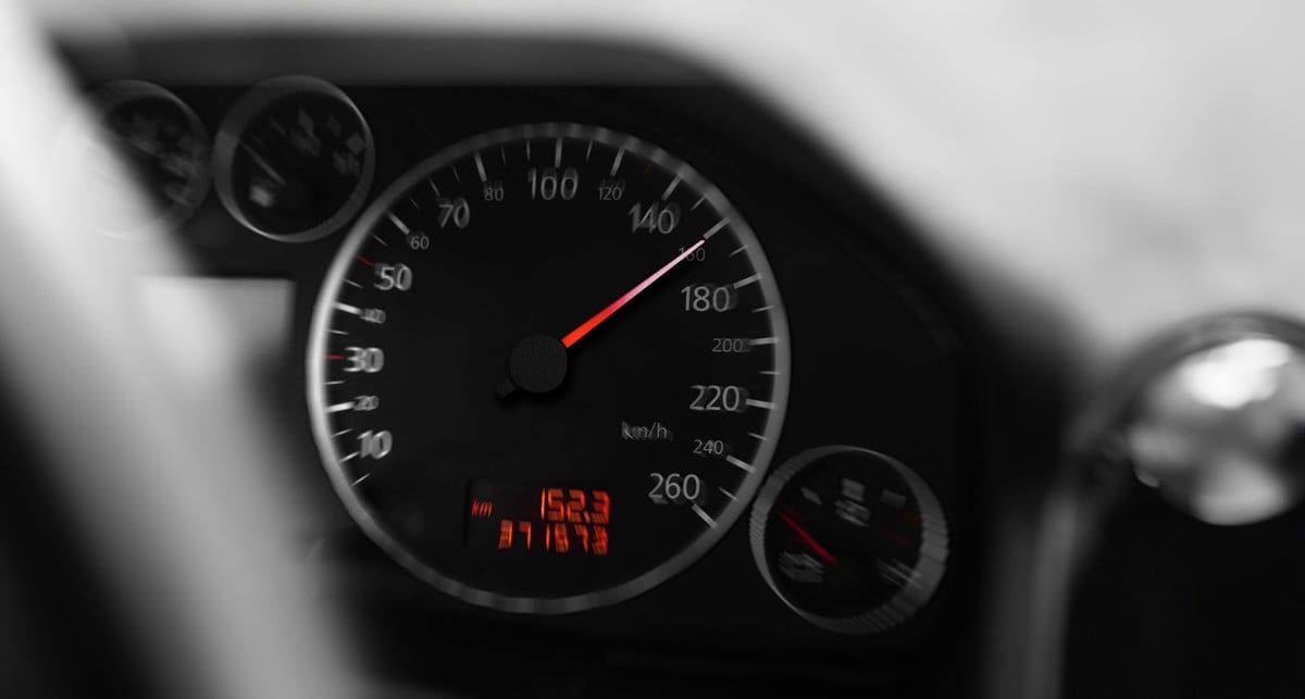 Painel de um veículo em alta velocidade       