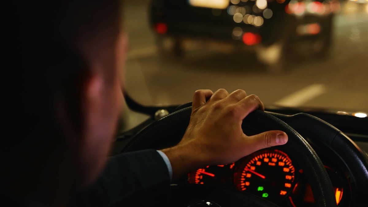 Imagem interna de um carro com seu motorista      