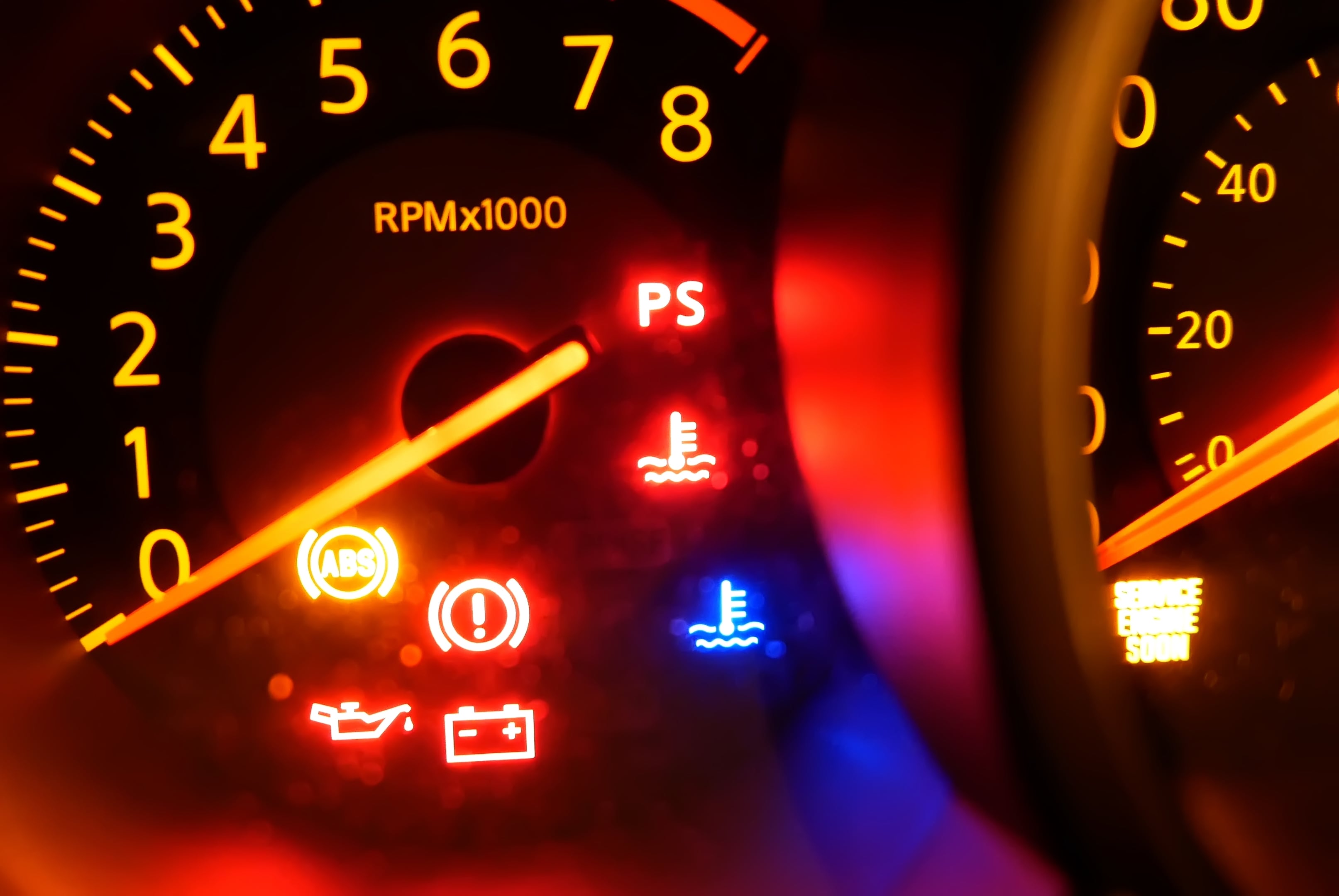 Painel de um carro com as luzes de alerta acesas    