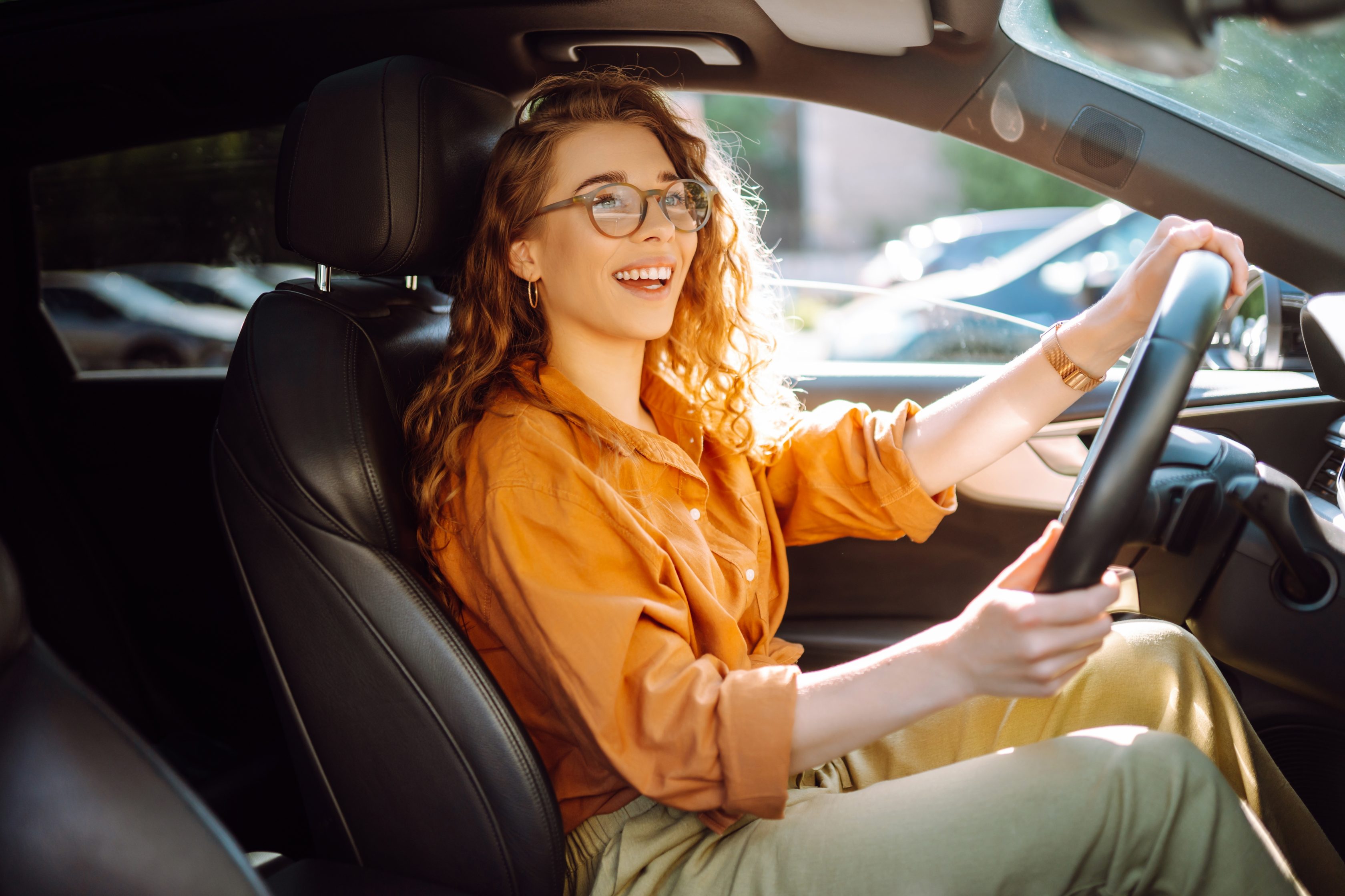 Mulher sorridente dirigindo automóvel