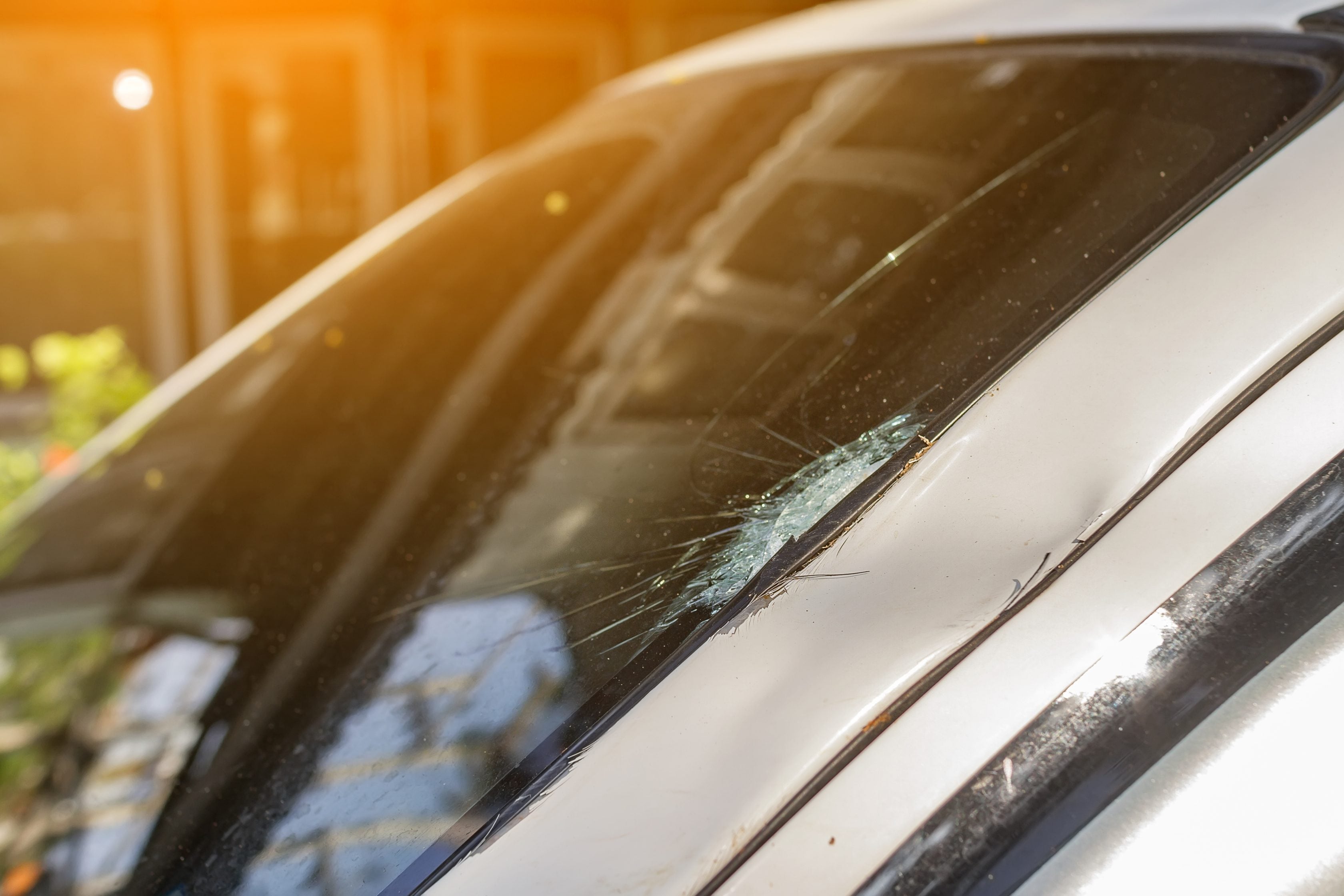 Carro com parabrisa quebrado          