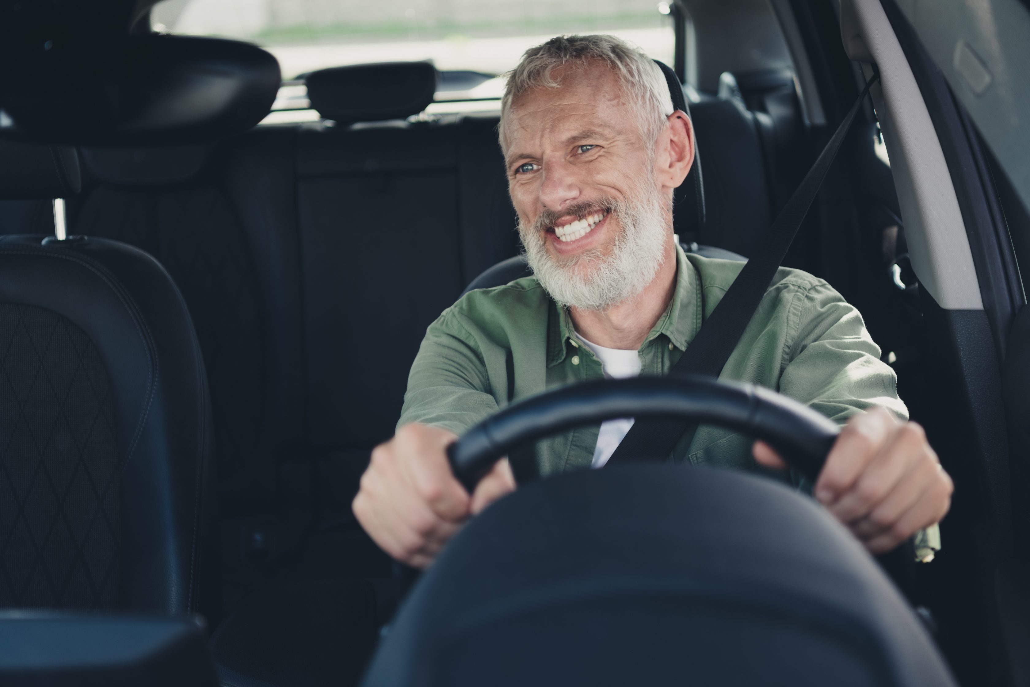 Motorista mais velho dirigindo seu carro        