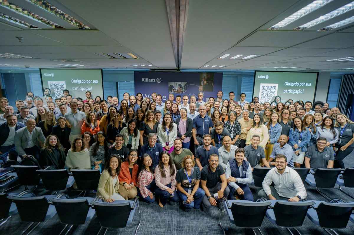 Funcionários da Allianz comemorando os 120 anos da empresa     