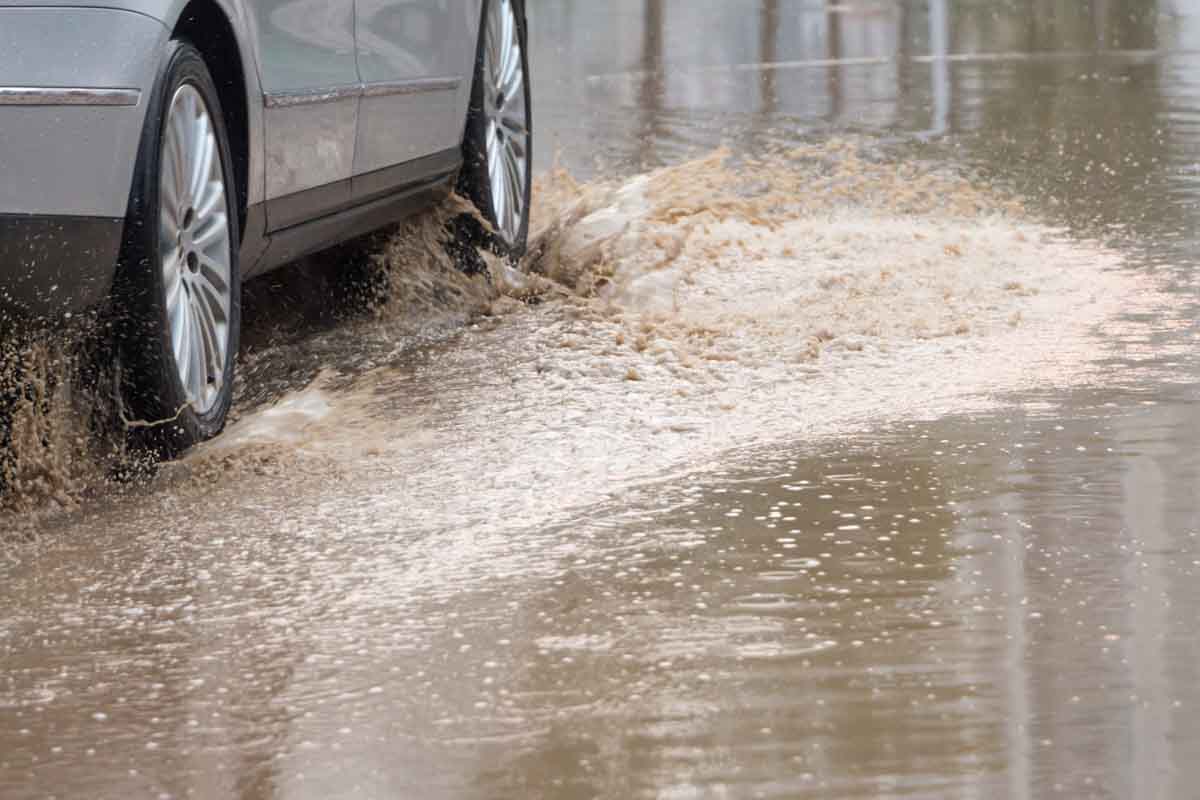 Pessoa usando o celular enquanto dirige