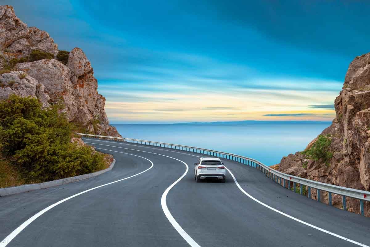 Veículo percorrendo uma estrada          