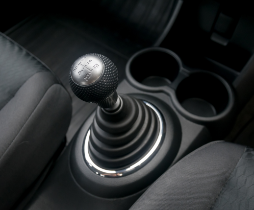 Manopla de um veículo com câmbio manual       