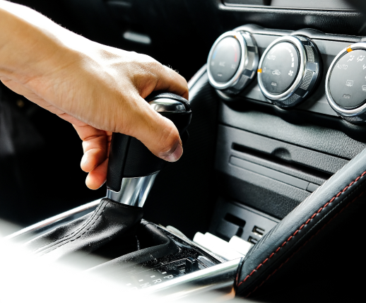 Pessoa segurando a manopla de câmbio do carro      