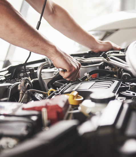 Mecânico mexendo no motor do carro        