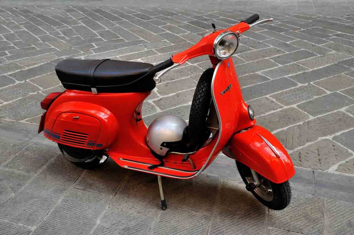 Motocicleta antiga modelo Vespa          