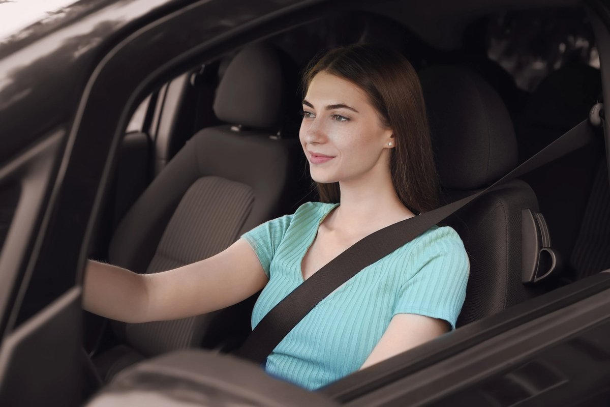 Mulher dentro do seu carro         