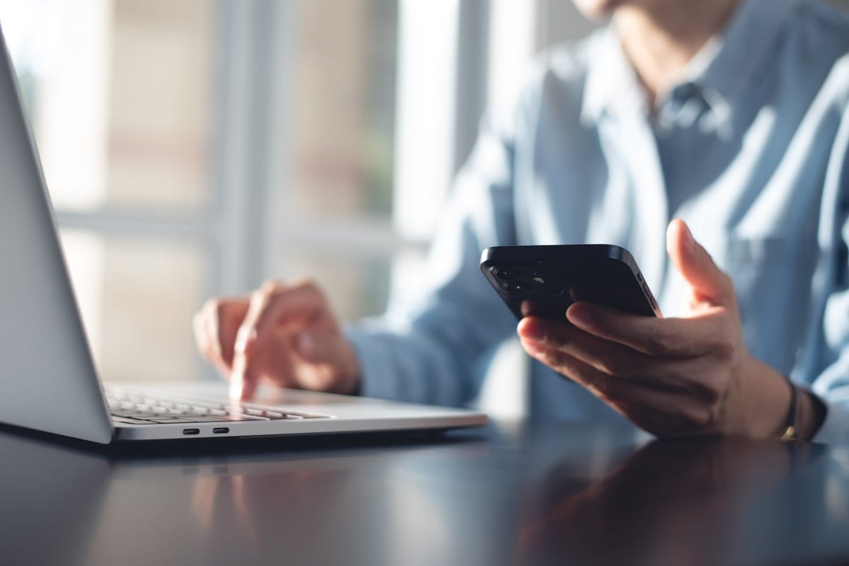 Mulher fazendo a consulta de uma multa online      