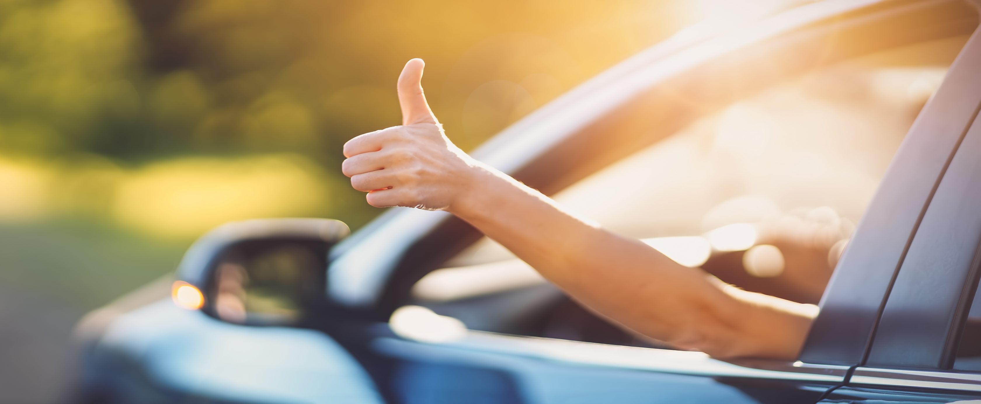 Motorista fazendo sinal de positivo         