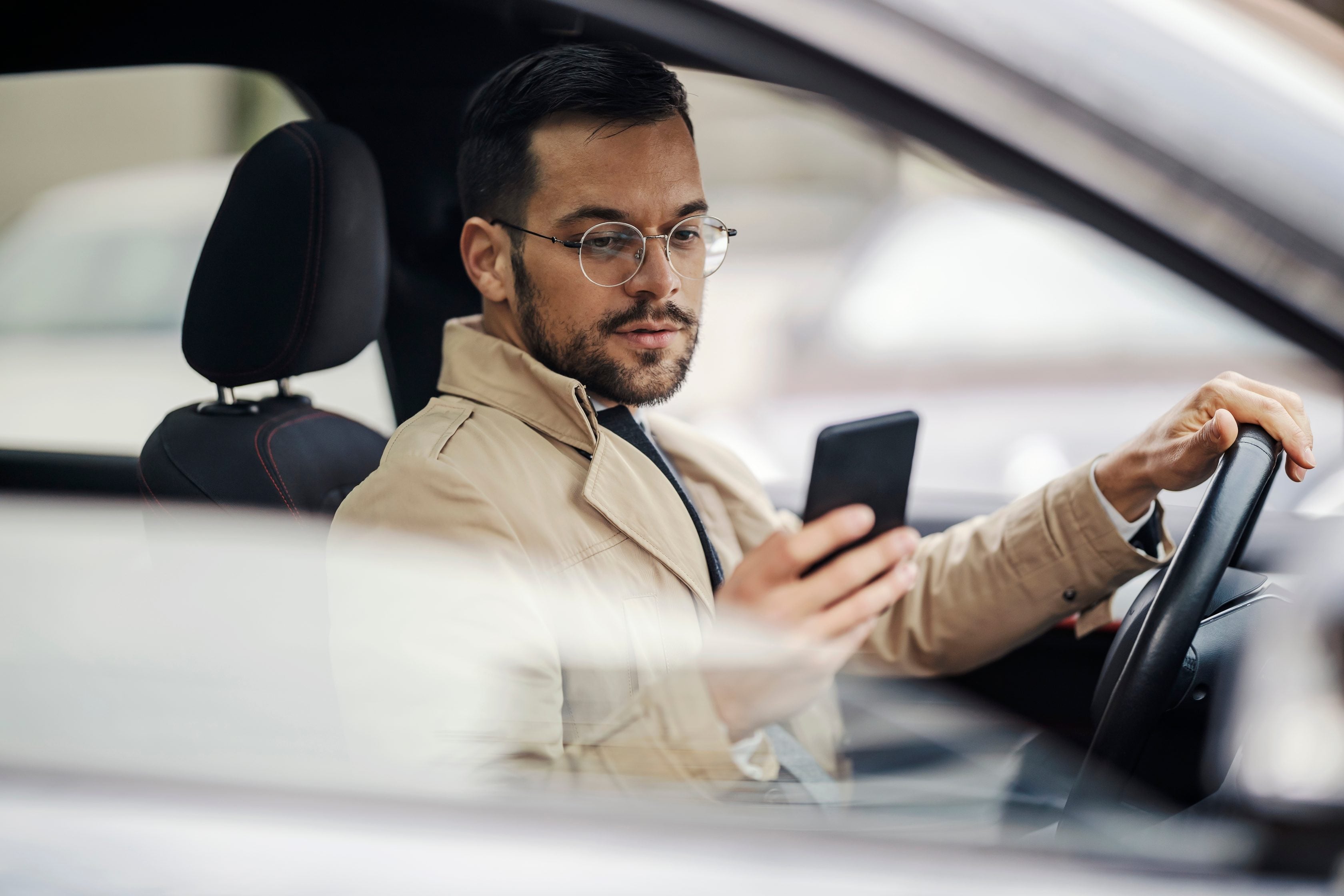 Pessoa usando o celular enquanto dirige