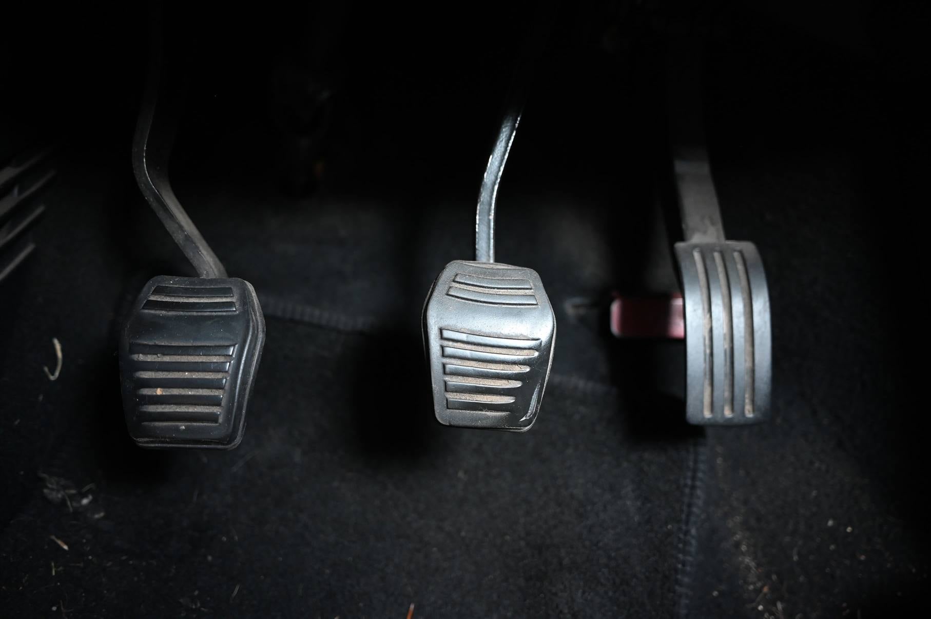 Pedais de um veículo com câmbio manual       