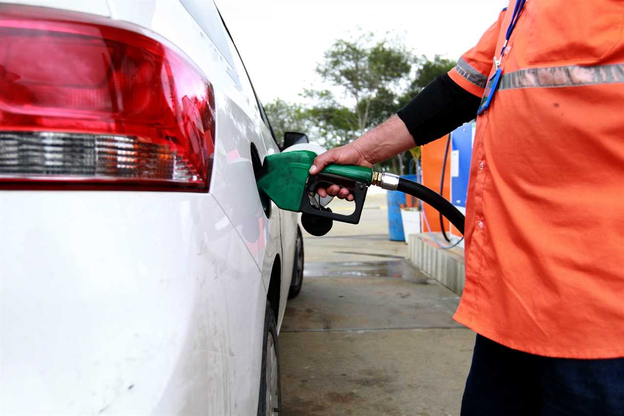 Carro sendo abastecido com etanol         