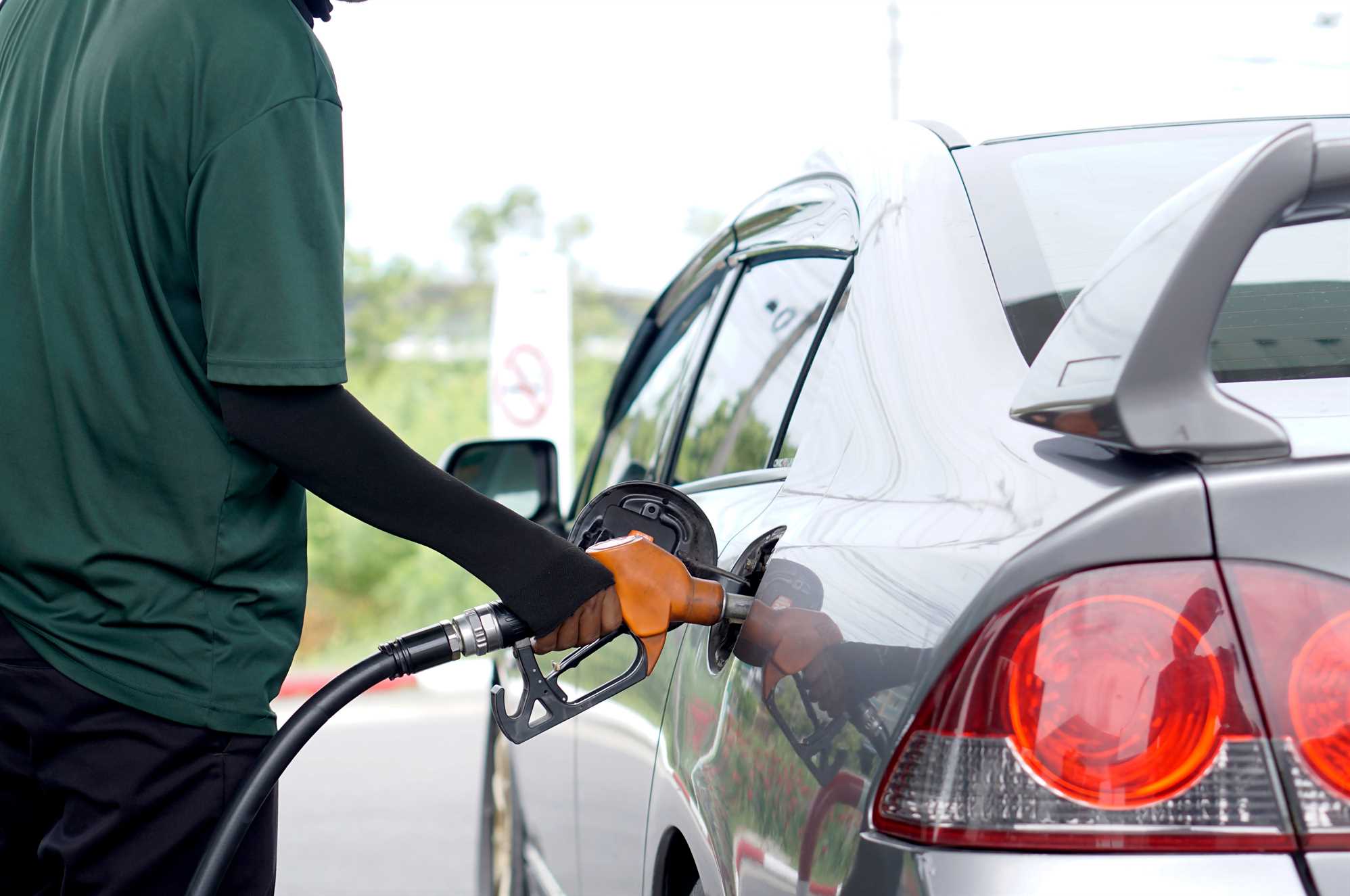 Frentista abastacendo um carro          