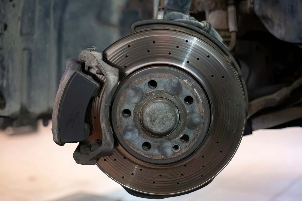 Foto de um disco de freio de um carro     