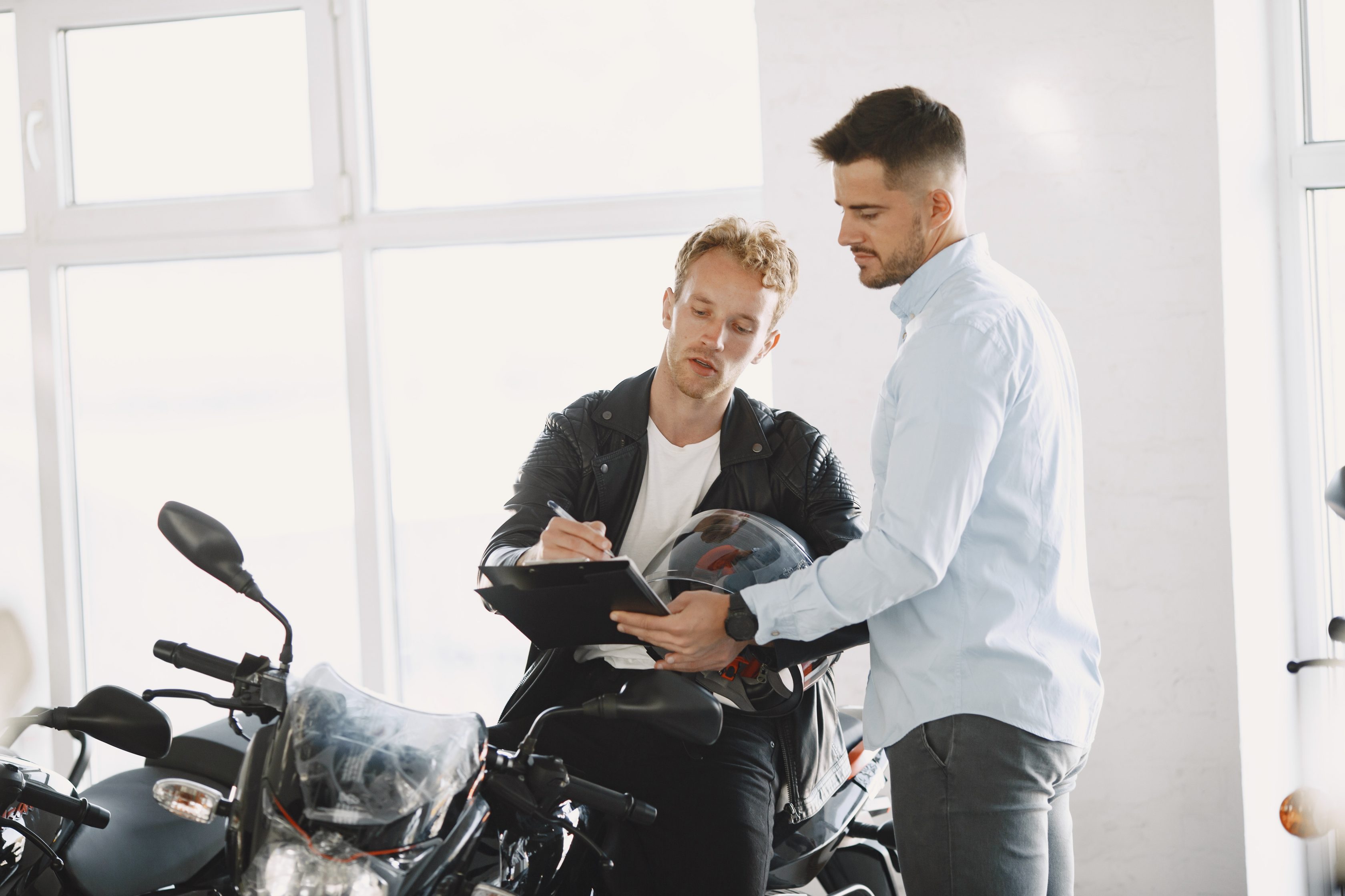Homem comprando sua nova moto em uma concessionária