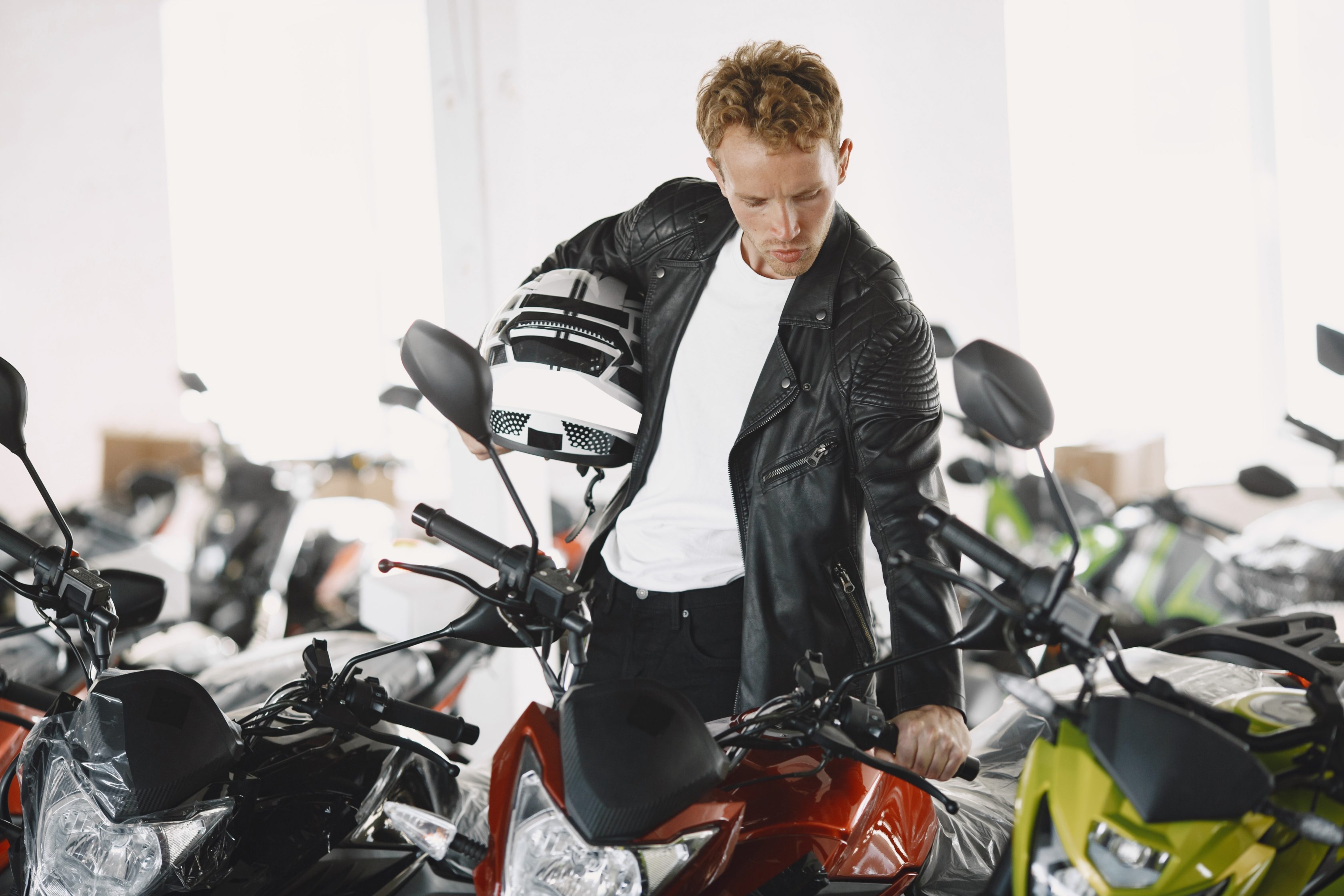 Homem escolhendo sua nova moto