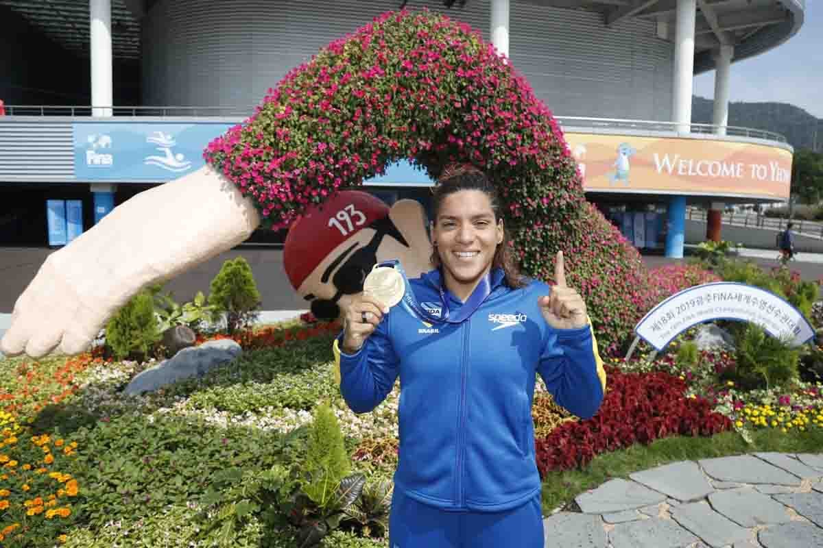 Ana Marcela Cunha exibindo sua medalha