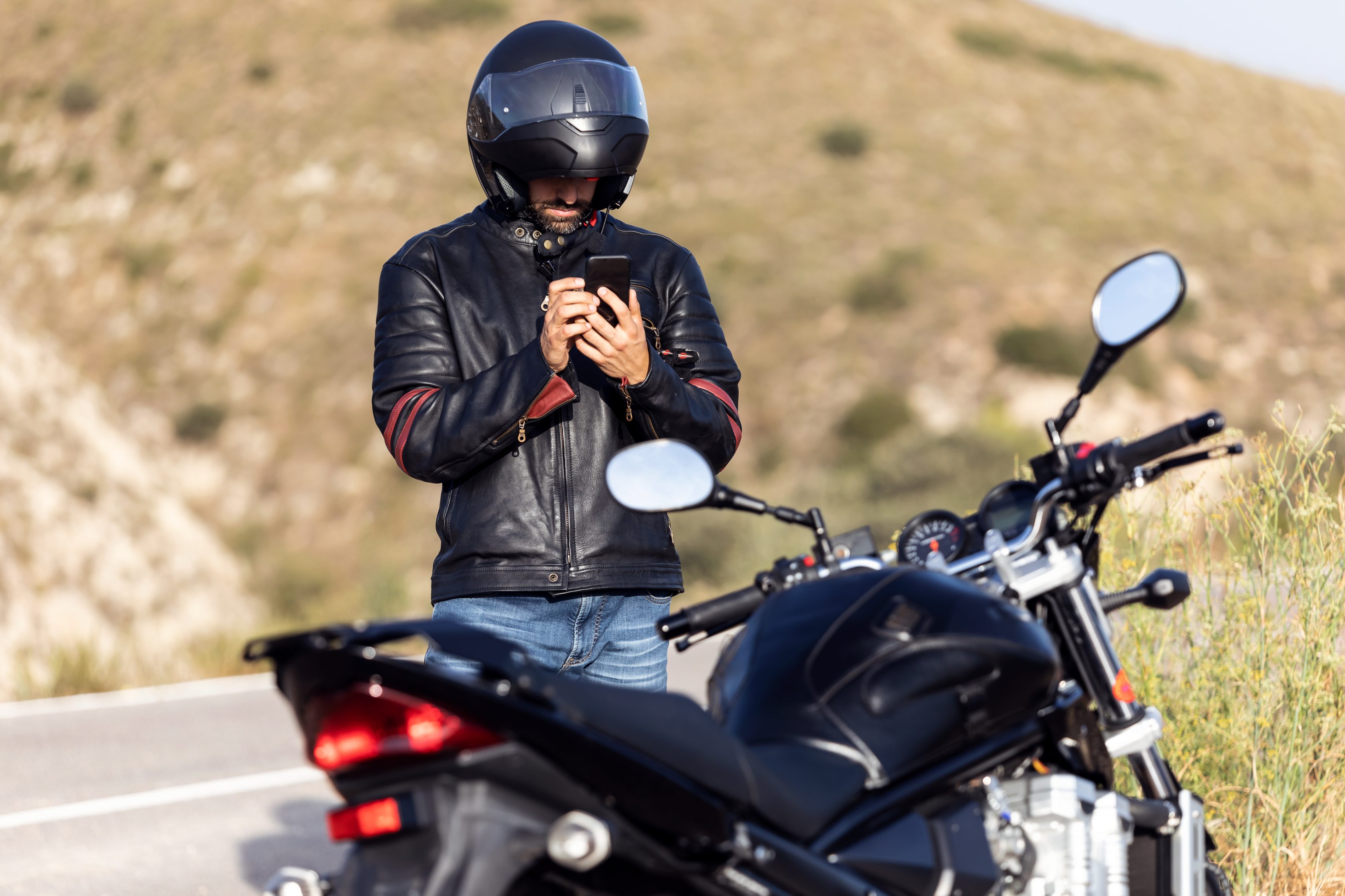 Motociclista acionando o seguro pelo app