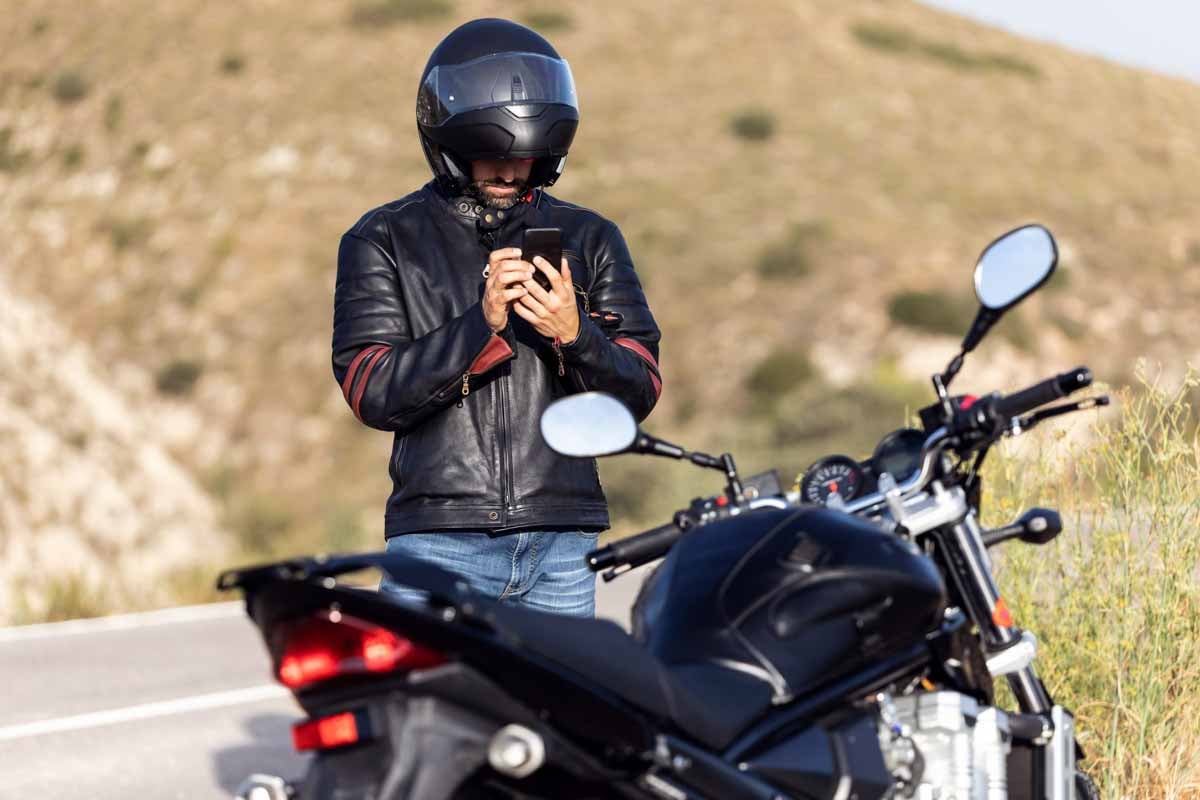 Motociclista acionando o seguro pelo app