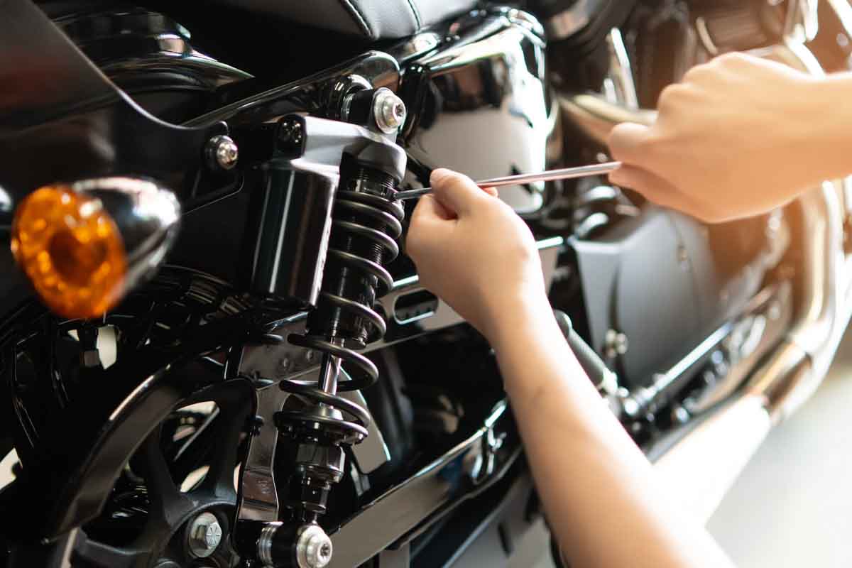 Mecânico realizando manutenção em uma motocicleta        