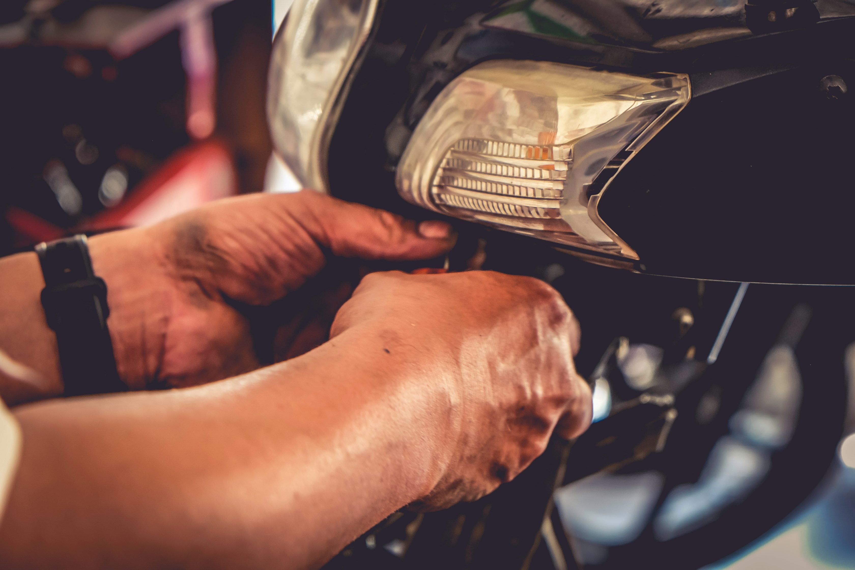 Mecânico fazendo manutenção em uma motocicleta        