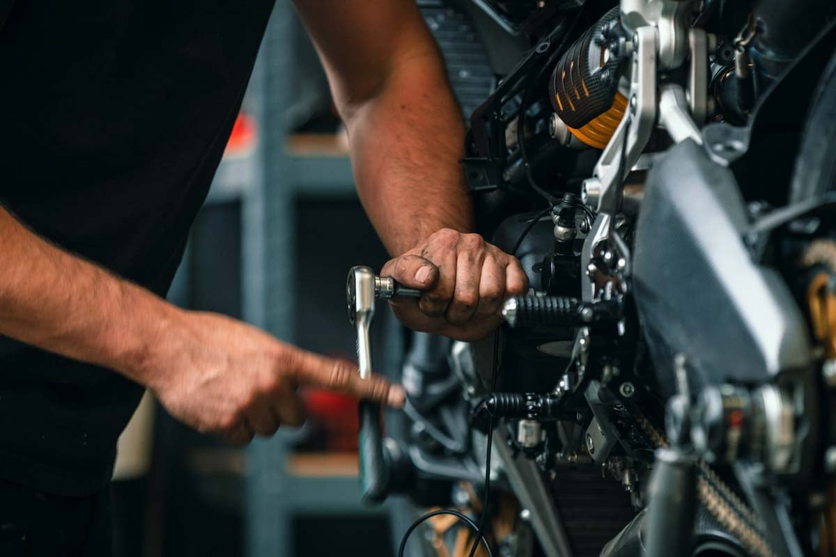 Mecânico realizando uma revisão em uma motocicleta       