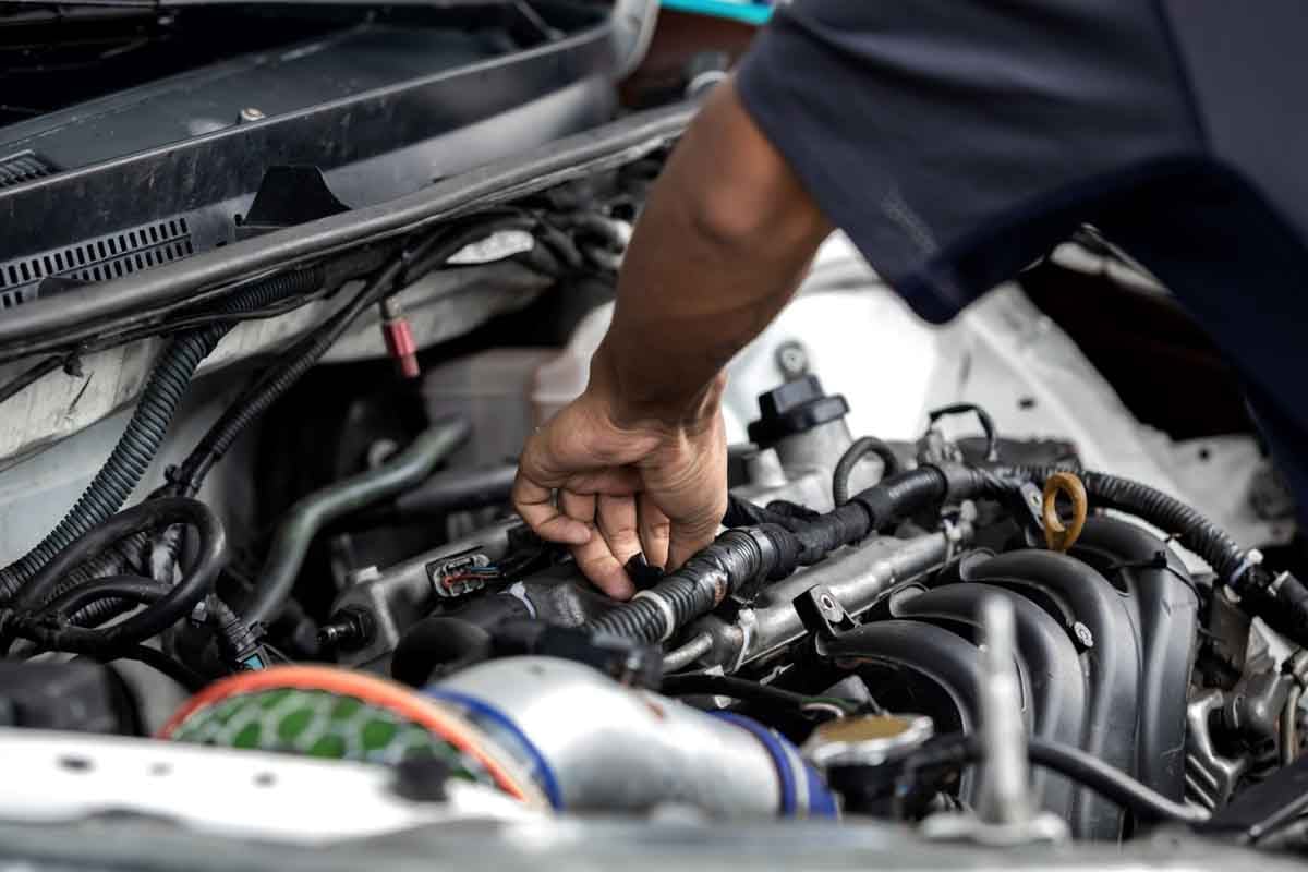 Mecânico fazendo manutenção no motor         