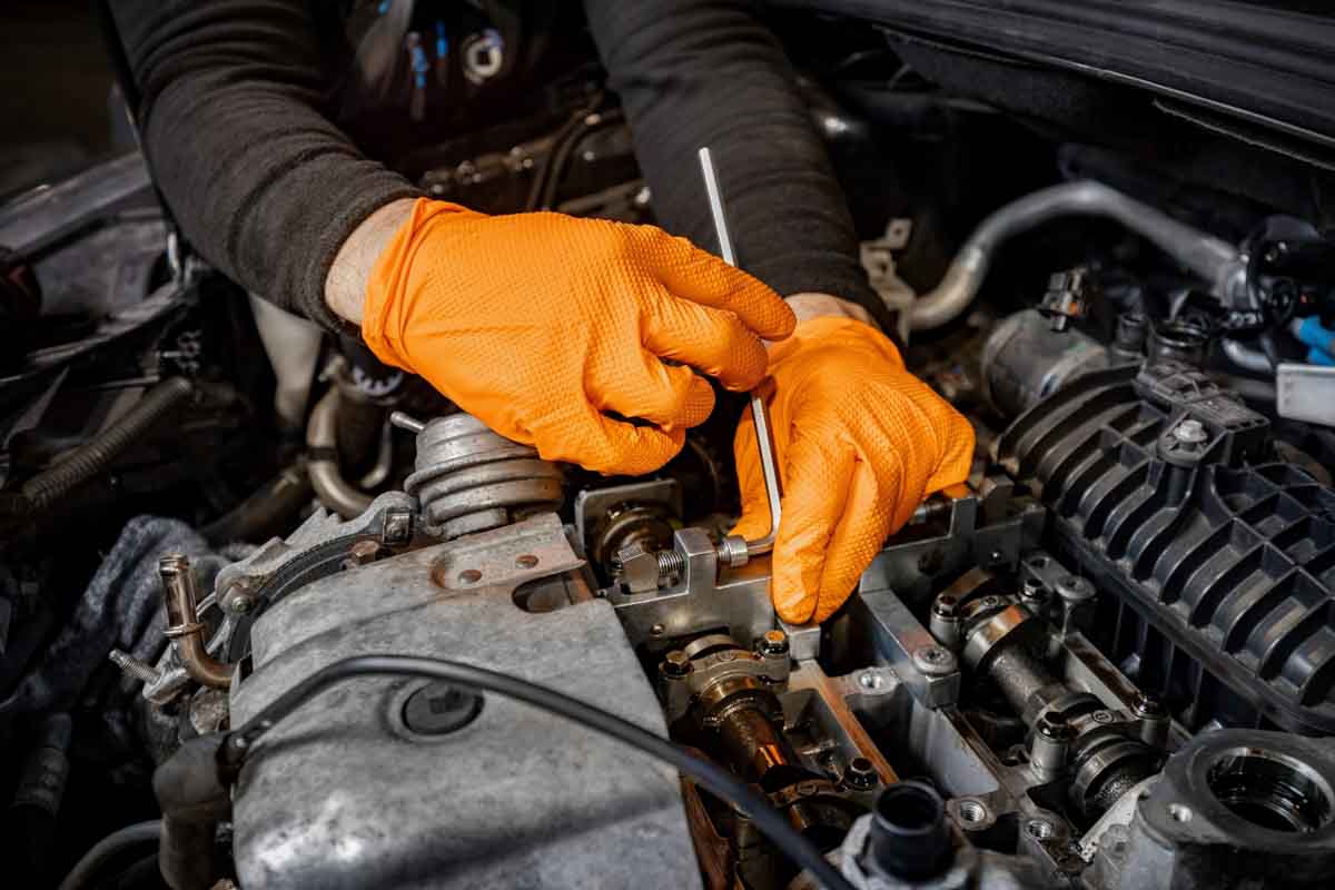 Mecânico realizando uma manutenção no motor        