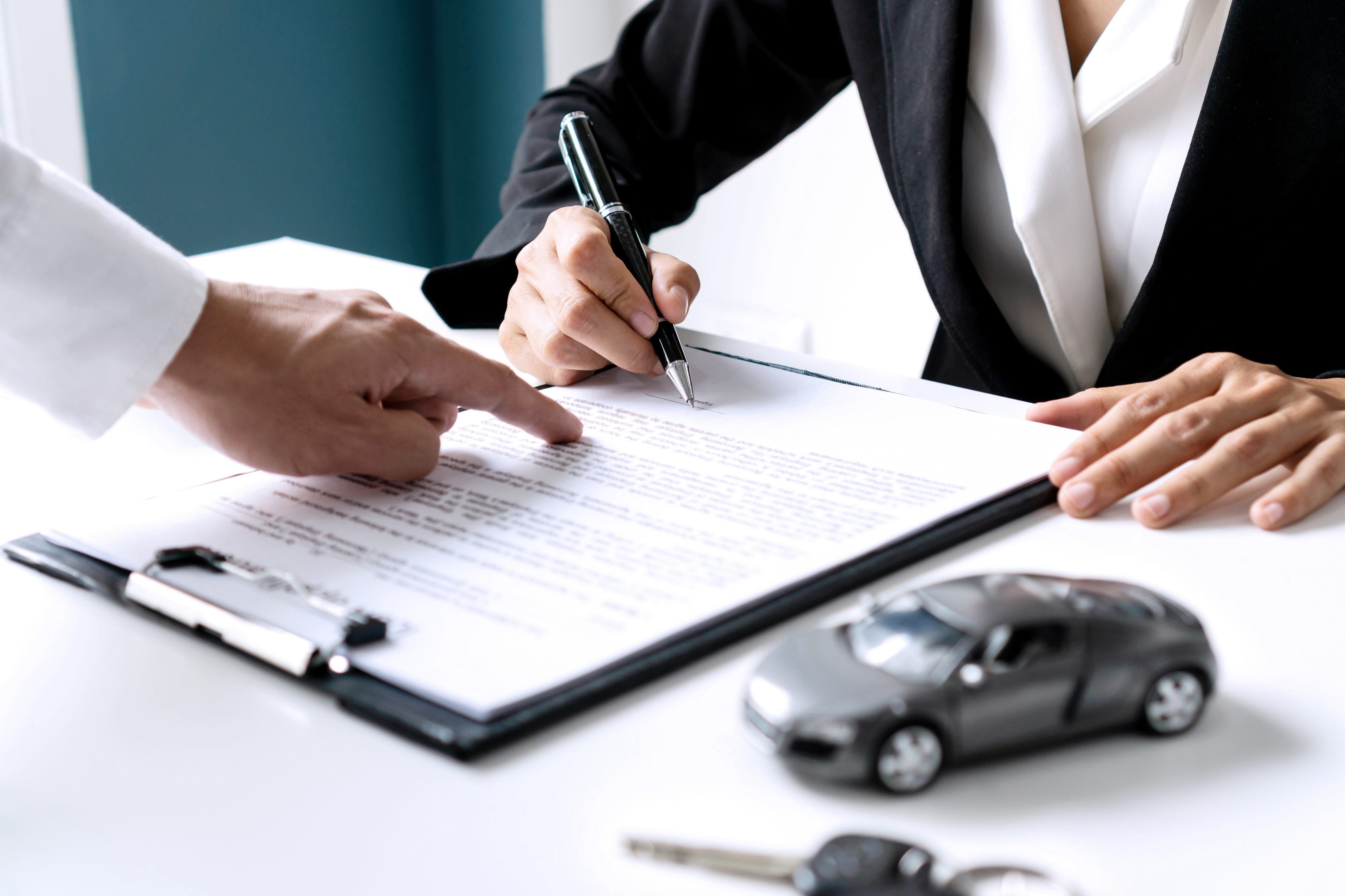 Consultor Allianz explicando apólice de seguro auto       