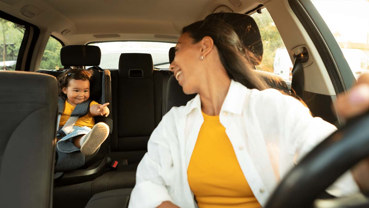 Mãe e seu filho dentro do carro       