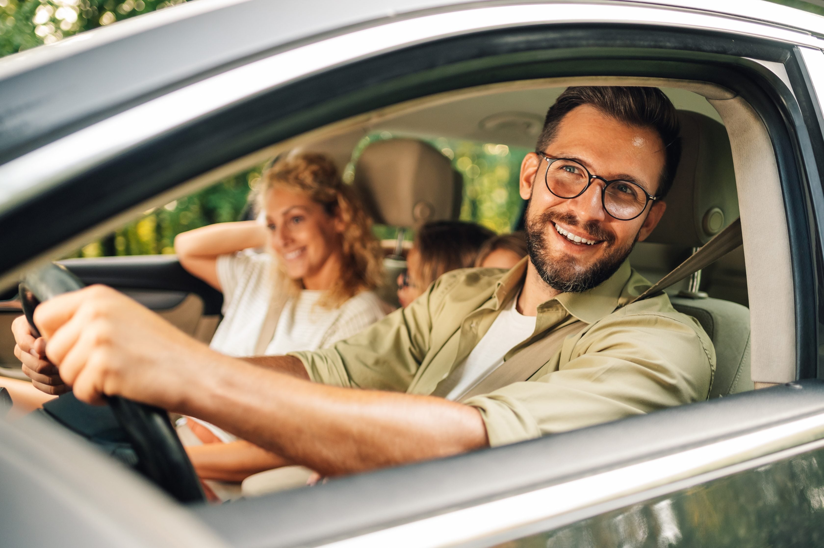 casal sorrindo dentro de um carro