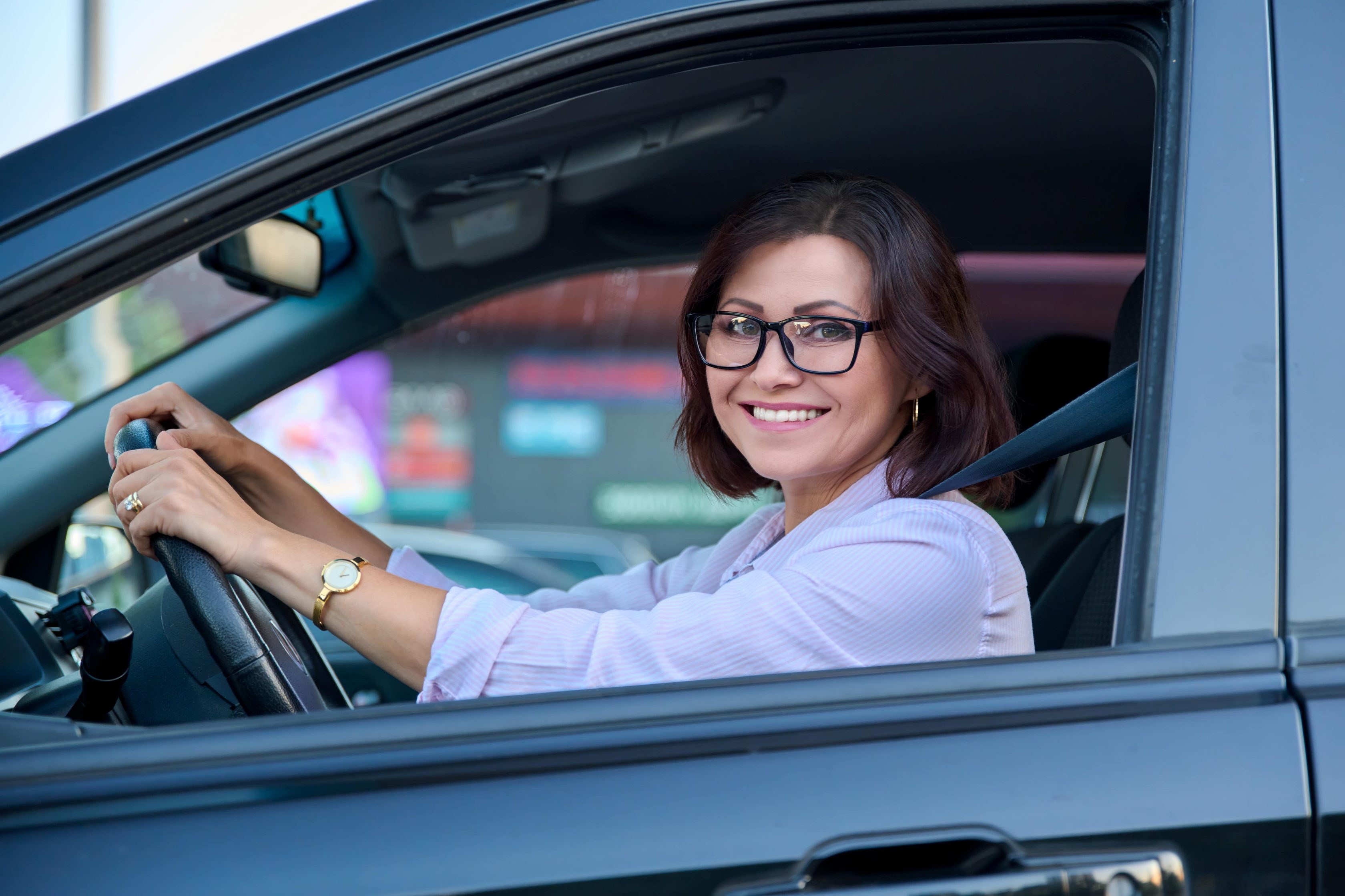 Mulher sorrindo ao volante