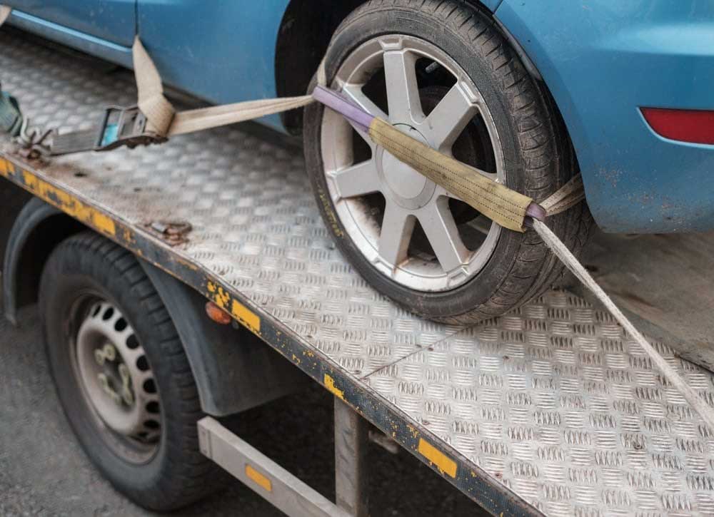 Carro sendo guinchado após infração de estacionamento