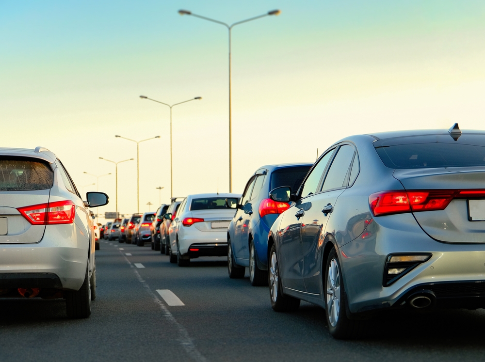 Carros em fila em um congestionamento de trânsito
