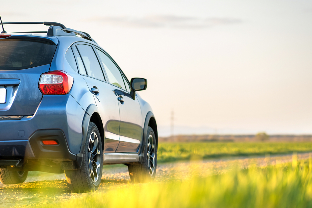 Carro SUV ao pôr do sol