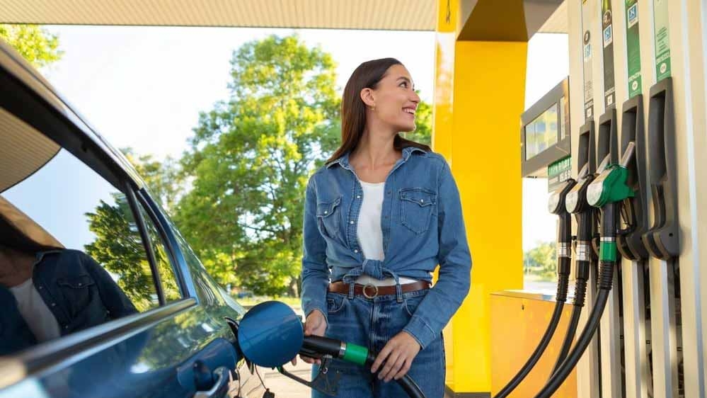 Mulher abastecendo o carro com gasolina
