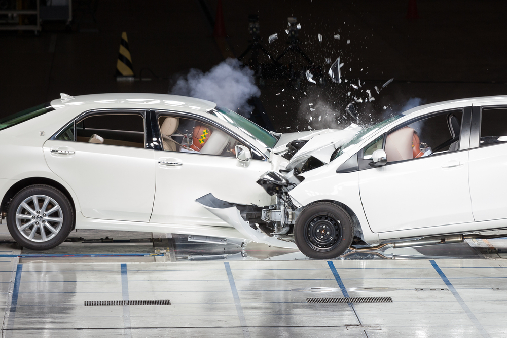 Carros colidindo no teste de colisão