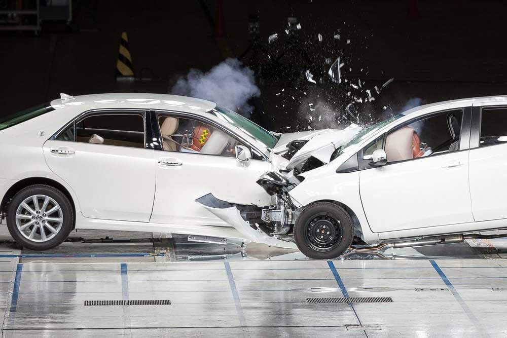 Carros colidindo no teste de colisão